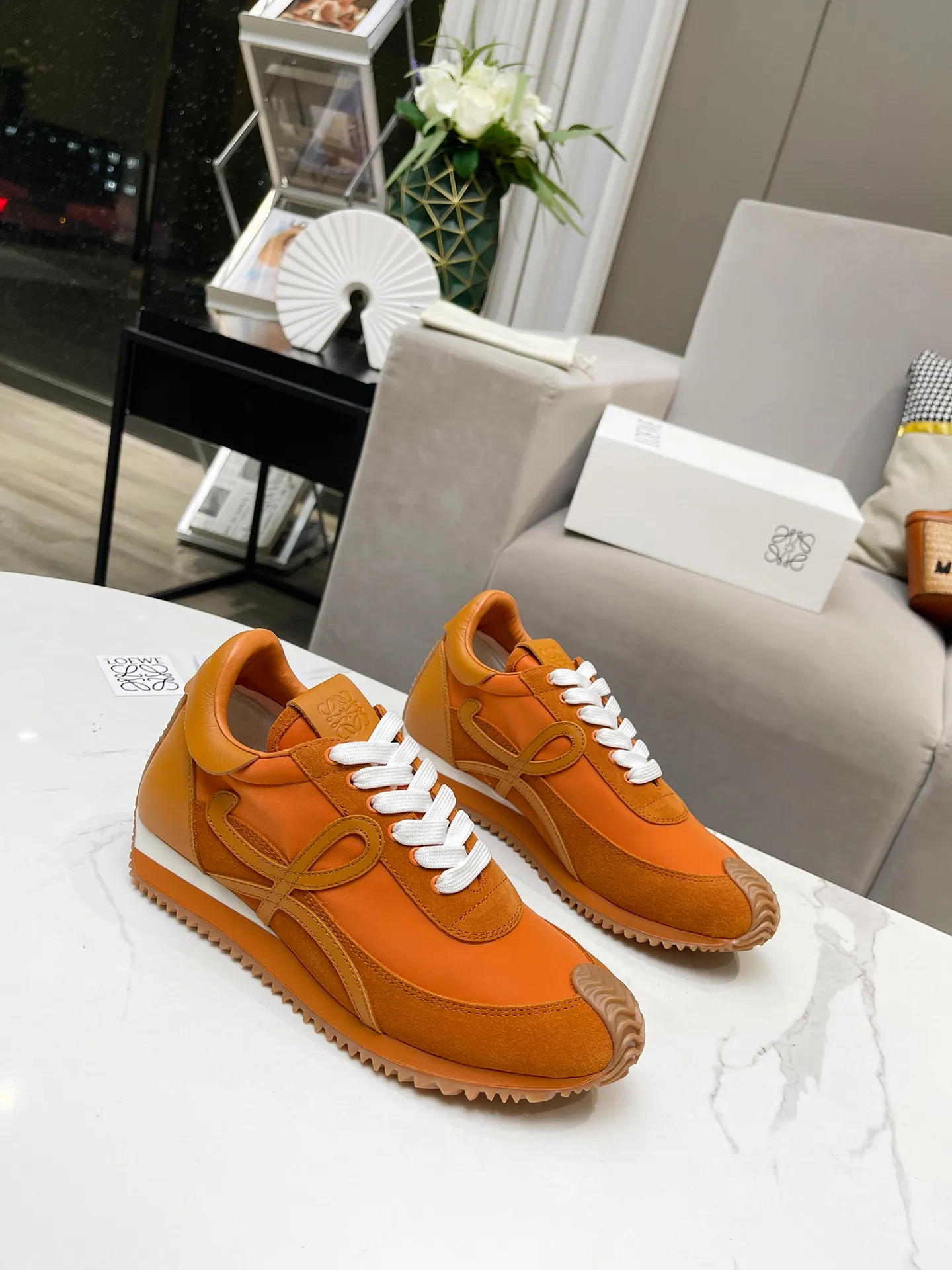 👟👟Ex-factory price 520👟👟 Men's code +10 Women's model: 35--39 (customized code 40 for women), Men's model: 40--44 (customized code 45 for men), 🔥🔥Hot LOEWE 2024 latest inner color block moral training shoes Forrest Gump shoes super good-looking super versatile color block stitching upper Very high-end hidden inner vagina 4cm! The heel has a novel design, is soft and comfortable, and has an exclusive brand logo on the side. It will be rated as the most comfortable sneaker of the year and is a must-have for your shoe cabinet!  The upper is made of special original cowhide + original cloth imported from Australia. The cowhide insole / original private model is exclusively customized with a 1:1 outsole!  Complete set in original packaging.